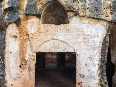 L�accesso � ornato da una croce greca e da una lunga epigrafe dedicatoria in latino che menziona i finanziatori della chiesa Giovanni, Alfano, Pietro e Paolo, il diacono Giovanni, maestro e costruttore e i sacerdoti Giaquinto e Rodelberto